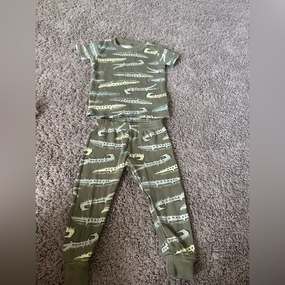 Gently used Carter's Green Alligator Pajama Set - Picture 1 of 3